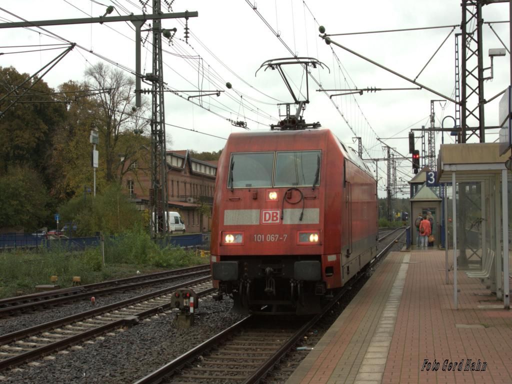 Der Systemwechselbahnhof Bad Bentheim erfordert täglich Rangierbewegungen. Am 21.10.2014 setzte um 11.06 Uhr die DB Elektrolok 101067 um und wartete am Bahnsteig Gleis 3 auf die Einfahrt des IC aus den Niederlanden, der wenig später am Hausbahnsteig einfuhr.