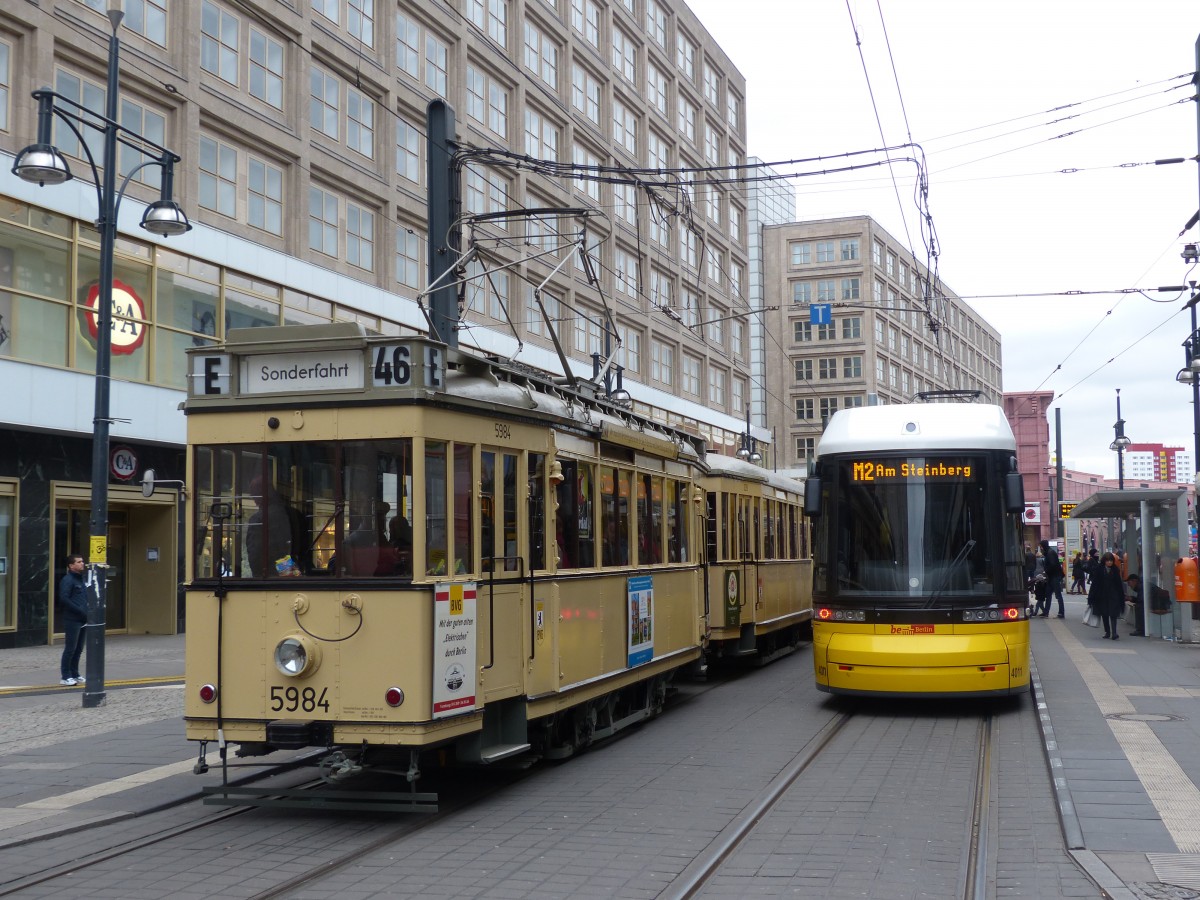 Der T24 Nr. 5984 des Denkmalpflegevereins Nahverkehr in Berlin neben einer Flexity als Metrotram M2 nach  Am Steinberg . Anlass war eine Sonderfahrt zum Betriebshof Niedersch�nhausen. 10.11.2013, Berlin Alexanderplatz