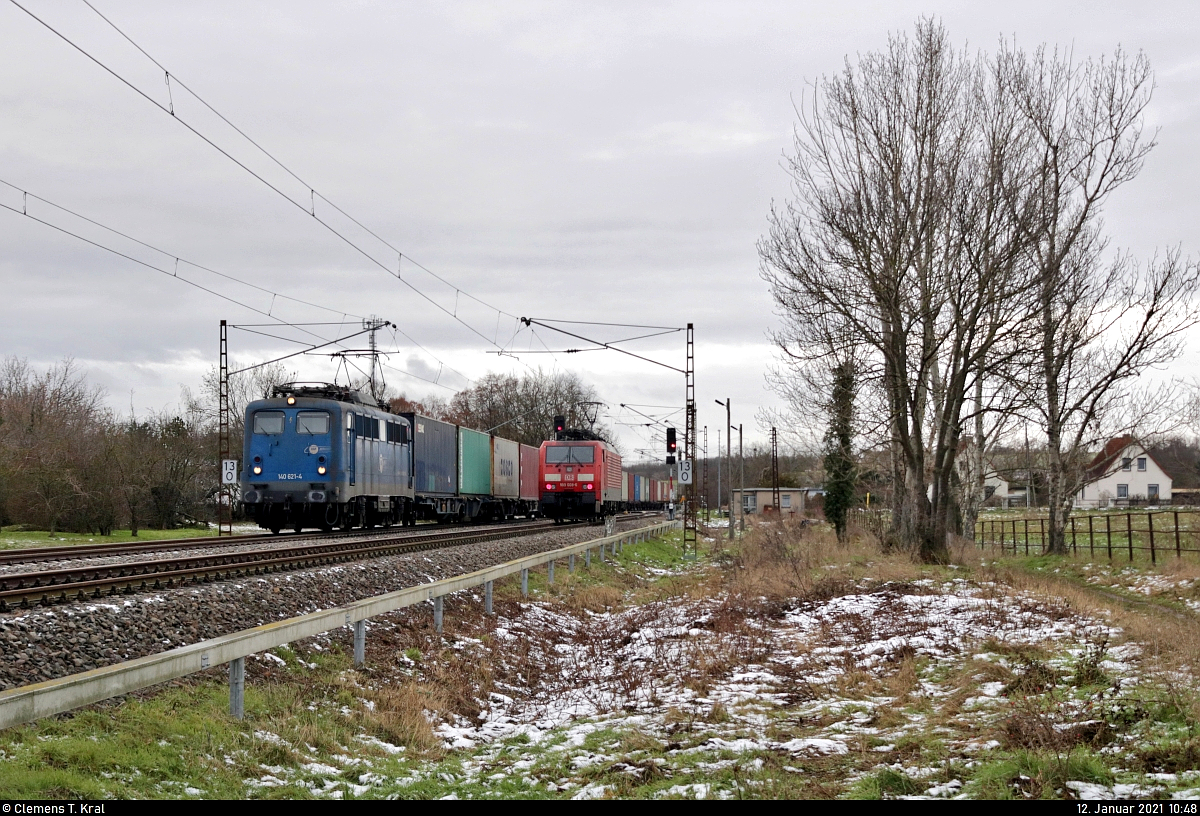 Der tägliche Containerzug nach Hamburg Süd mit 140 621-4 begegnet im Betriebsbahnhof Holleben der wartenden 189 008-6 (Siemens ES64F4) und fährt weiter Richtung Angersdorf.

🧰 Eisenbahngesellschaft Potsdam mbH (EGP)
🚝 DGS 95052 Buna-Werke–Hamburg Süd
🚩 Bahnstrecke Merseburg–Halle-Nietleben (KBS 588)
🕓 12.1.2021 | 10:48 Uhr