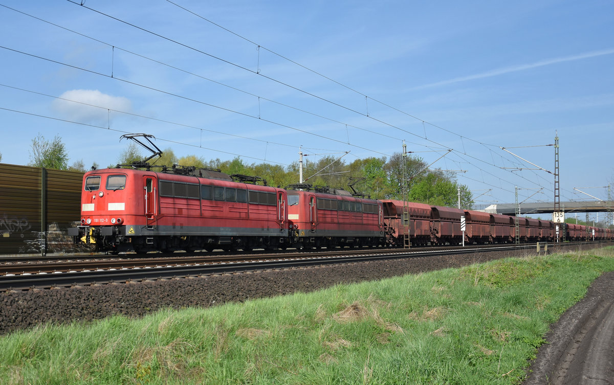 Der tägliche Erzzug mit zwei 151 (151 112-0, 151 103-9) von Railpool in Doppeltraktion, kommend aus Richtung Hamburg. Höhe Bardowick, 27.04.2018.