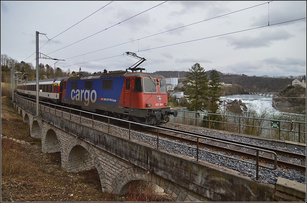 Der tägliche Oldtimerverkehr am Rheinfall, hier mit einem Youngtimer. Die Re 421 entspringt immerhin der jüngsten Serie einer Baureihe die fast 20 Jahre lang gebaut wurde.
