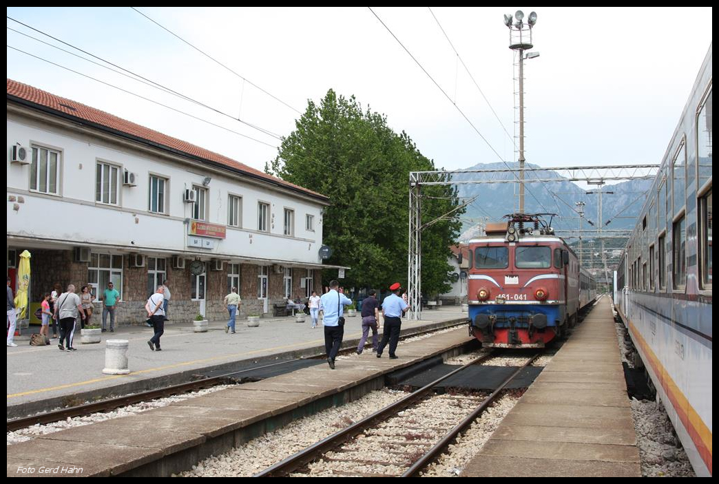 Der tägliche Schnellzug aus Belgrad erreicht hier mit Zuglok 461-041 am 17.05.2017 um 16.15 Uhr den Endbahnhof Bar in Montenegro. Der Fahrdienstleiter ersetzt das Haltesignal und markiert den Haltepunkt der Lok.