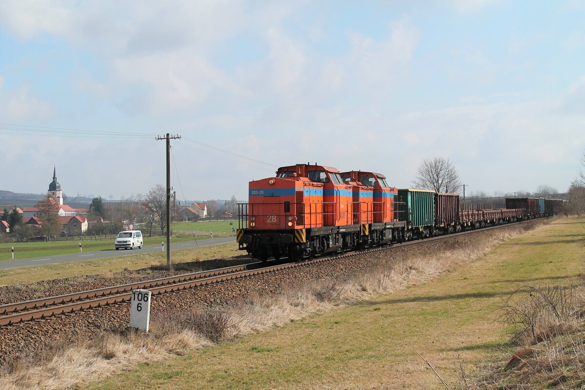 Der tägliche Schrottzug von Cheb nach Könitz wurde am 19.3.2022 von 203 028 (92 80 1203 003-9 D-SWT, ehemals 110 855-4) und 203 029 (92 80 1203 013-8 D-SWT, ehemals 110 784-6) gezogen. Hier zu sehen bei Dreitzsch