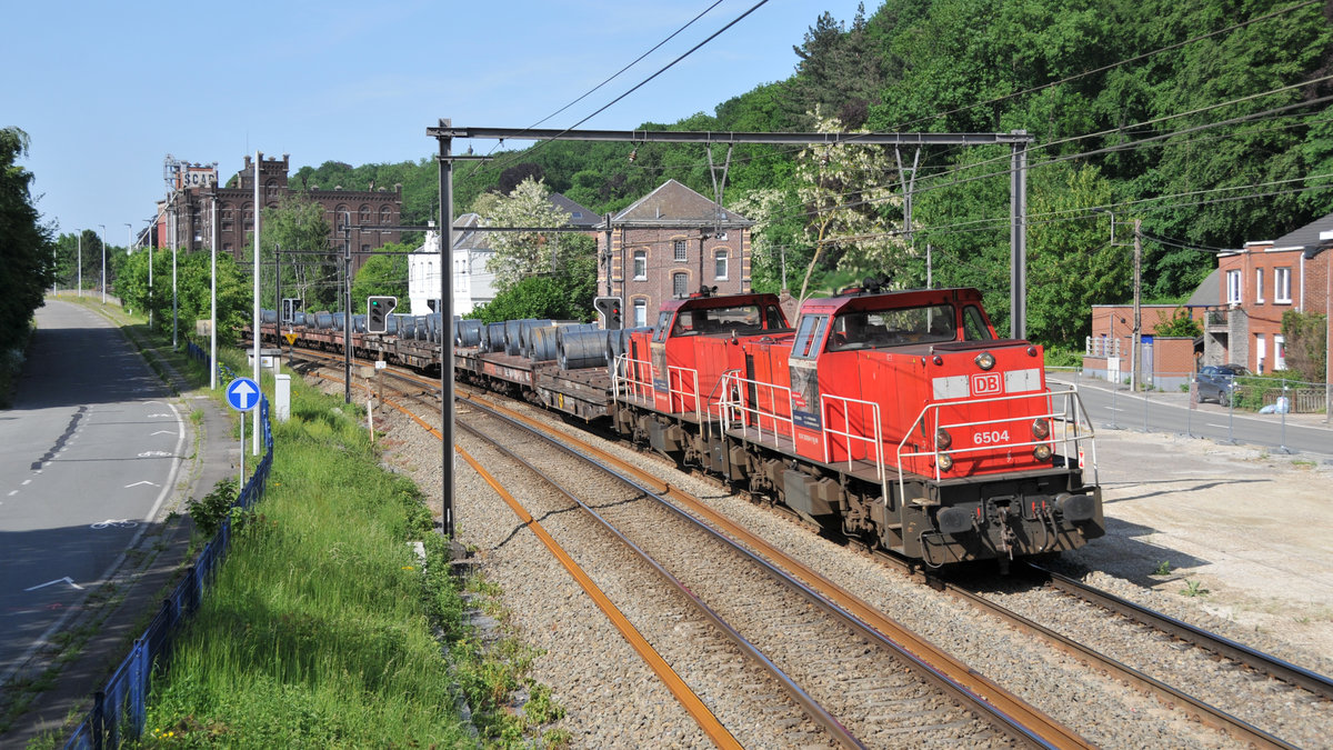 Der tägliche Stahlzug 47510 von Bremen nach Kinkempois, gezogen von 6504 und Schwesterlok von DB Cargo Nederland. Aufgenommen am 17/05/2018 von der Fußgängerbrücke in Hermalle s/Argenteau bei Visé.