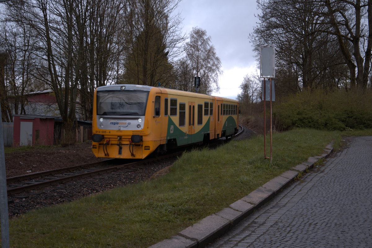 Der tägliche Zug von Hranice v Cechach nach Asch, bei der Einfahrt in den Bahnhof Asch Mesto. 