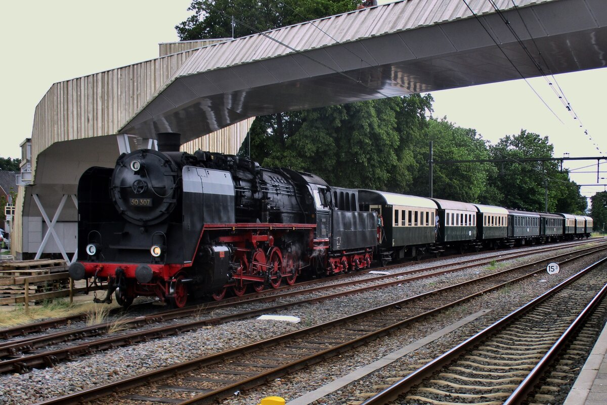Der täglicher VSM-Dampfpendelzug mit 50 307 steht am 20 Juli 2017 in Dieren.