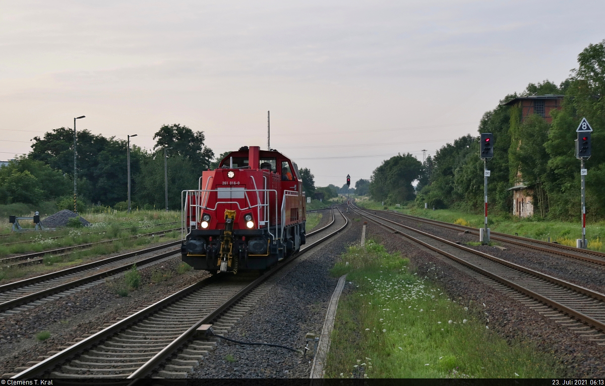 Der Tag ist noch sehr jung, als 261 016-0 (Voith Gravita 10 BB) bereits nach getaner Arbeit im Bahnhof Könnern rangiert. Sie brachte neue Drahtrollen für das WDI Werk in Rothenburg (Saale). Dafür kommt sie aus Halle (Saale) und befährt ab Könnern die über 5 Kilometer lange Anschlussbahn des Werkes. Nach der Rückkehr in Könnern setzt die Lok um und fährt mit den leeren Flachwagen über Baalberge und Köthen retour nach Halle (Saale).
Aufgenommen am Ende des Bahnsteigs 2/3.

🧰 DB Cargo
🕓 23.7.2021 | 6:13 Uhr