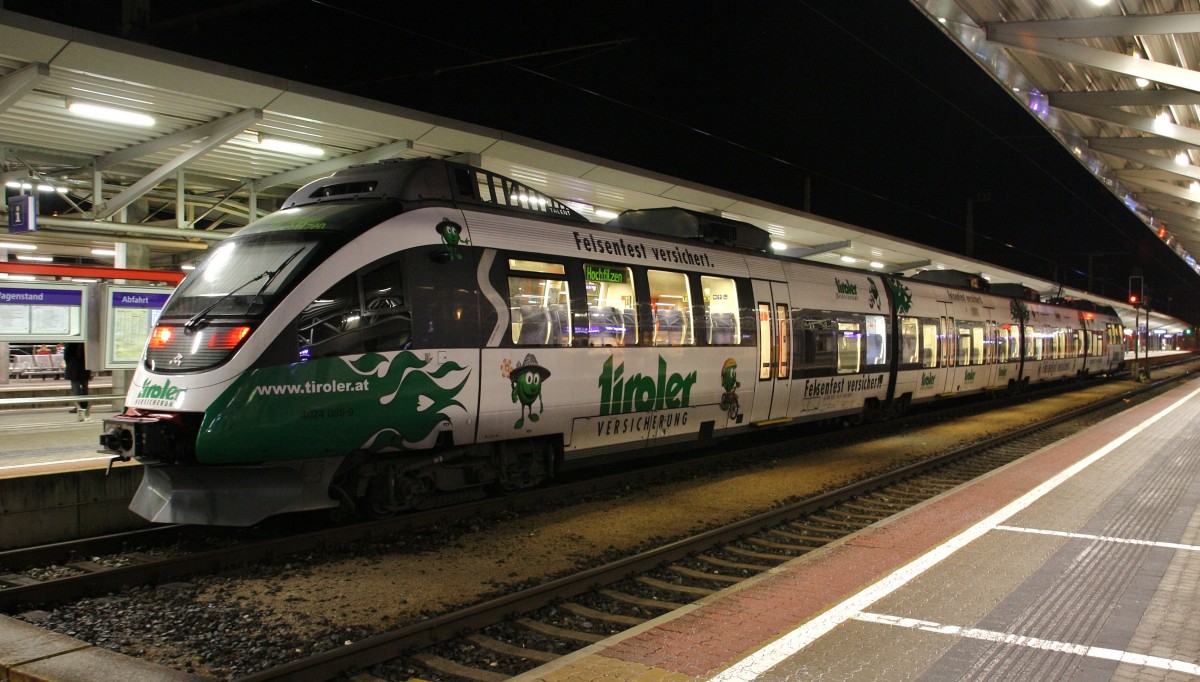 Der Talent 1024 088-9 ``Tiroler Versicherung`` kam am Abend des 7.1.2014 als S-Bahn von Landeck Zams nach Wörgl und ist nach kurzem Aufenthalt weiter nach Hochfilzen unterwegs.
