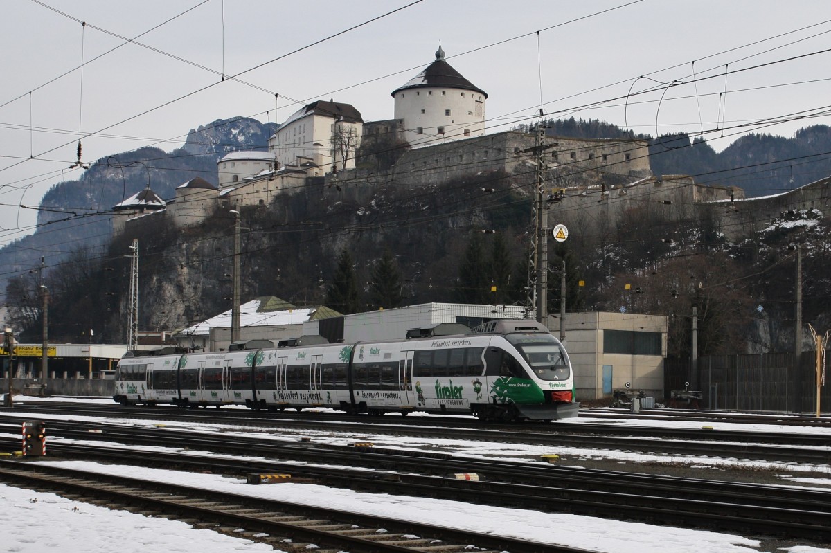 Der Talent 4024 088-9 der ÖBB mit Werbung für die Tiroler Versicherung verlässt am 18.12.2013 den Bahnhof Kufstein als S-Bahn nach Telfs-Pfaffenhofen.