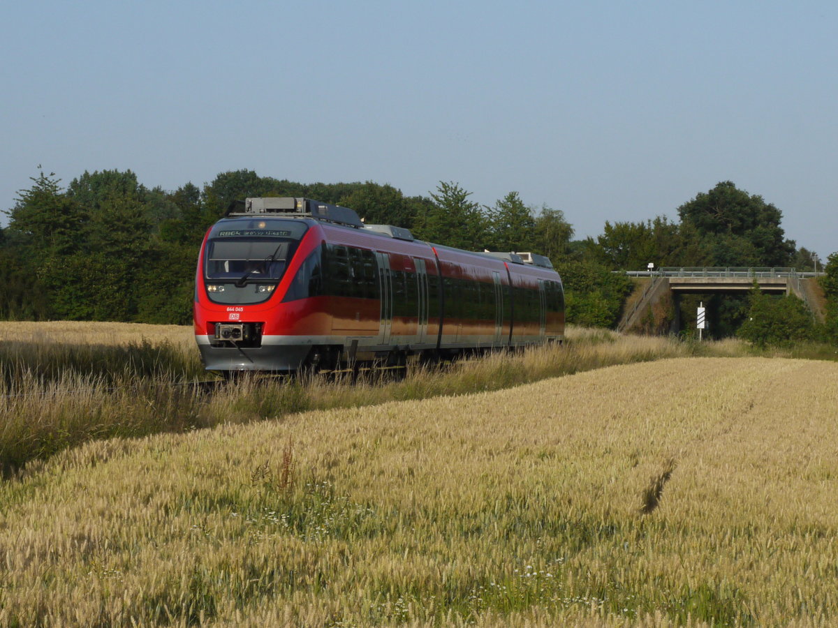 Der Talent 644 045 als Regionalbahn 14994 von Münster nach Gronau. Kurz hinter dem Bahnhof Ochtrup. Bei diesen VT 644 wurden pro Seiten 2 Türen abgeklebt, Videoüberwachung installier, Fahrkarten Automaten eingebaut. Ein kleine Highlight im Münsterland.