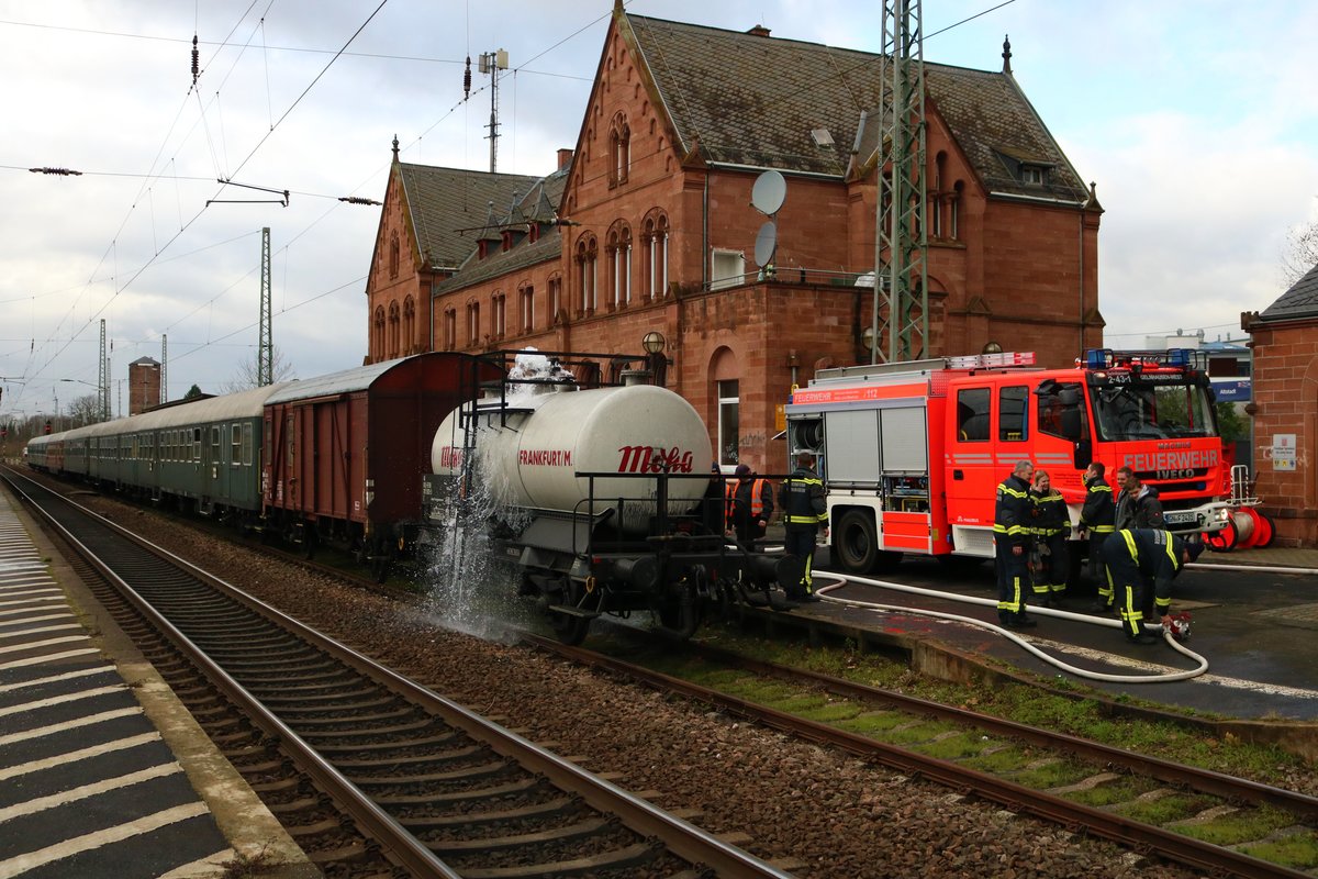 Der Tankwagen ist wohl voll. Eisenbahnfreunde Treysa Sonderzug in Gelnhausen am 07.12.19