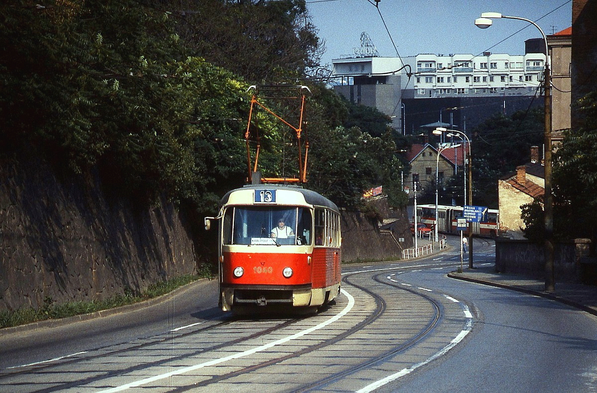 Der Tatra-K2 1050 der Straßenbahn Brno/Brünn fährt im Juli 1989 als Linie 13 in Richtung Kralove Polje