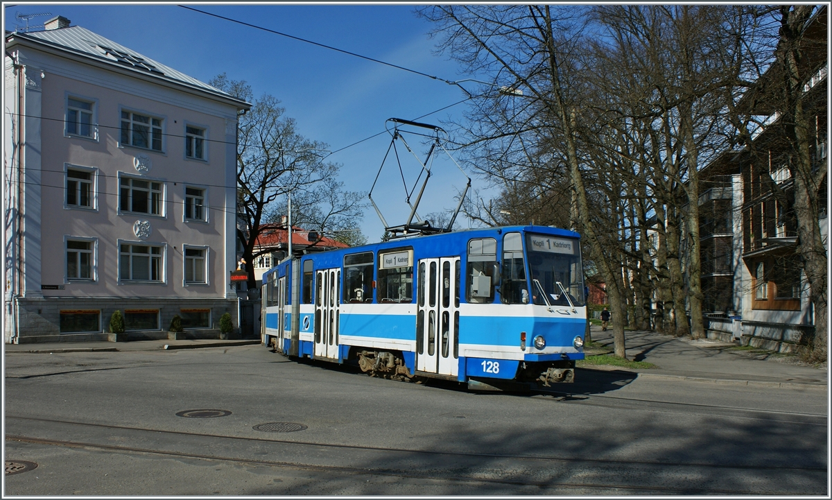 Der Tatra KT4D Strassenbahn Triebwagen N° 128 der städtischen Verkehrsbetriebe Tallinna Linnatraspordi AS hat eine interessante Vergangenheit: er fuhr als Tatra KT4D Triebwagen (Baujahr 1978) erst in Berlin auf 1435 Spur, später in Gera auf Meterspur. Nun erneut umgespurt, diesmal auf 1067 mm Kapspur ist er in Tallin unterwegs.


6. Mai 2006