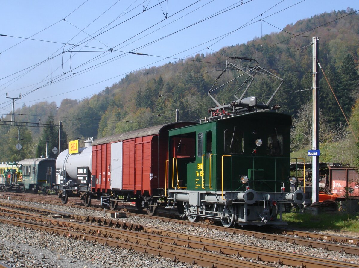 Der Te I 155 der Dampfbahn Bern (ehemals RM Te 216 325) fährt am 14. Oktober 2007 mit dem gedeckten Güterwagen SP 1710 der Eurovapor sowie dem Shell-Kesselwagen X 313 des DVZO aus dem Bahnhof Bauma aus.