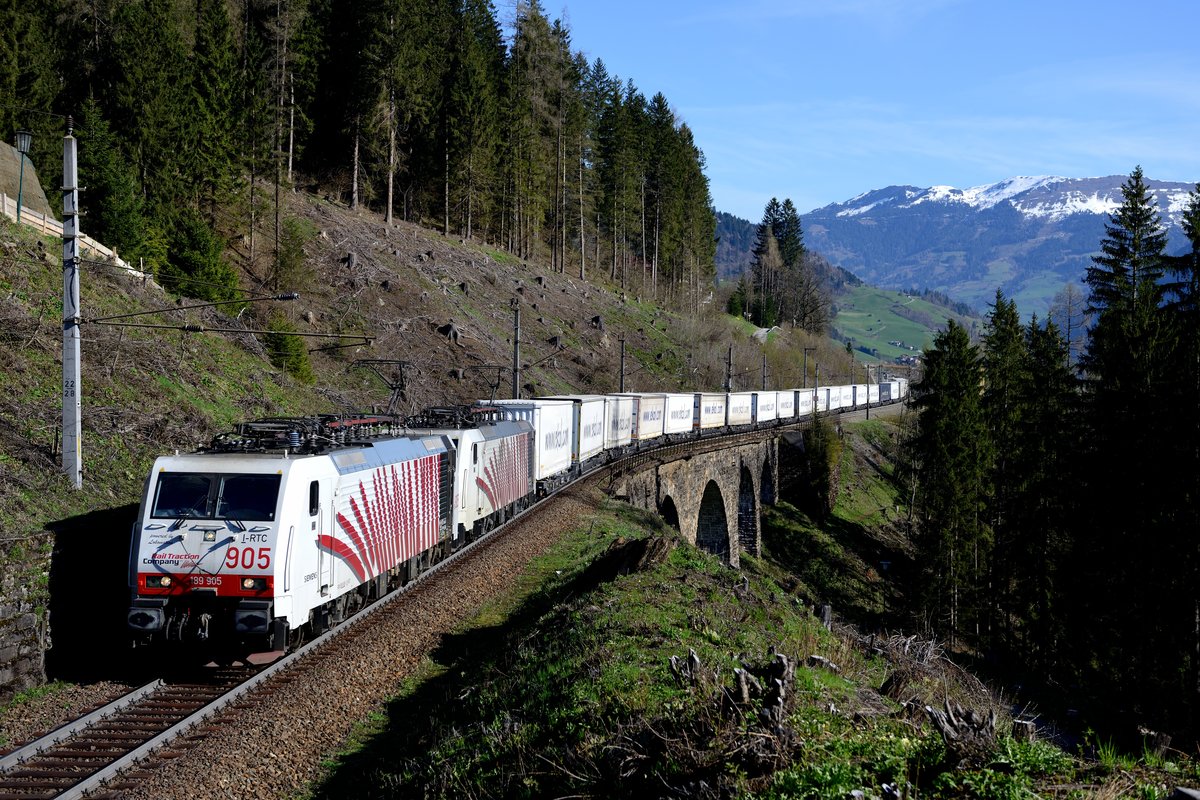 Der TEC 41853 wurde am 24. April 2013 von einem fotogenen  roten Lokomotion Zebra Doppel  189 905 und 918 die Tauern Nordrampe bergwärts befördert. Aufgenommen am Steinbach Viadukt bei Bad Hofgastein.