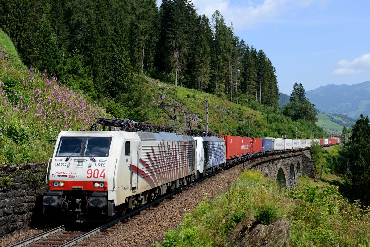 Der TEC 41857 wurde am 13. Juli 2013 von den Lokomotion  Zebras  189 904 und 914 befördert, hier auf Bergfahrt an der Tauern Nordrampe zu sehen. Der Zug überquert gerade das Steinbach Viadukt bei Bad Hofgastein.