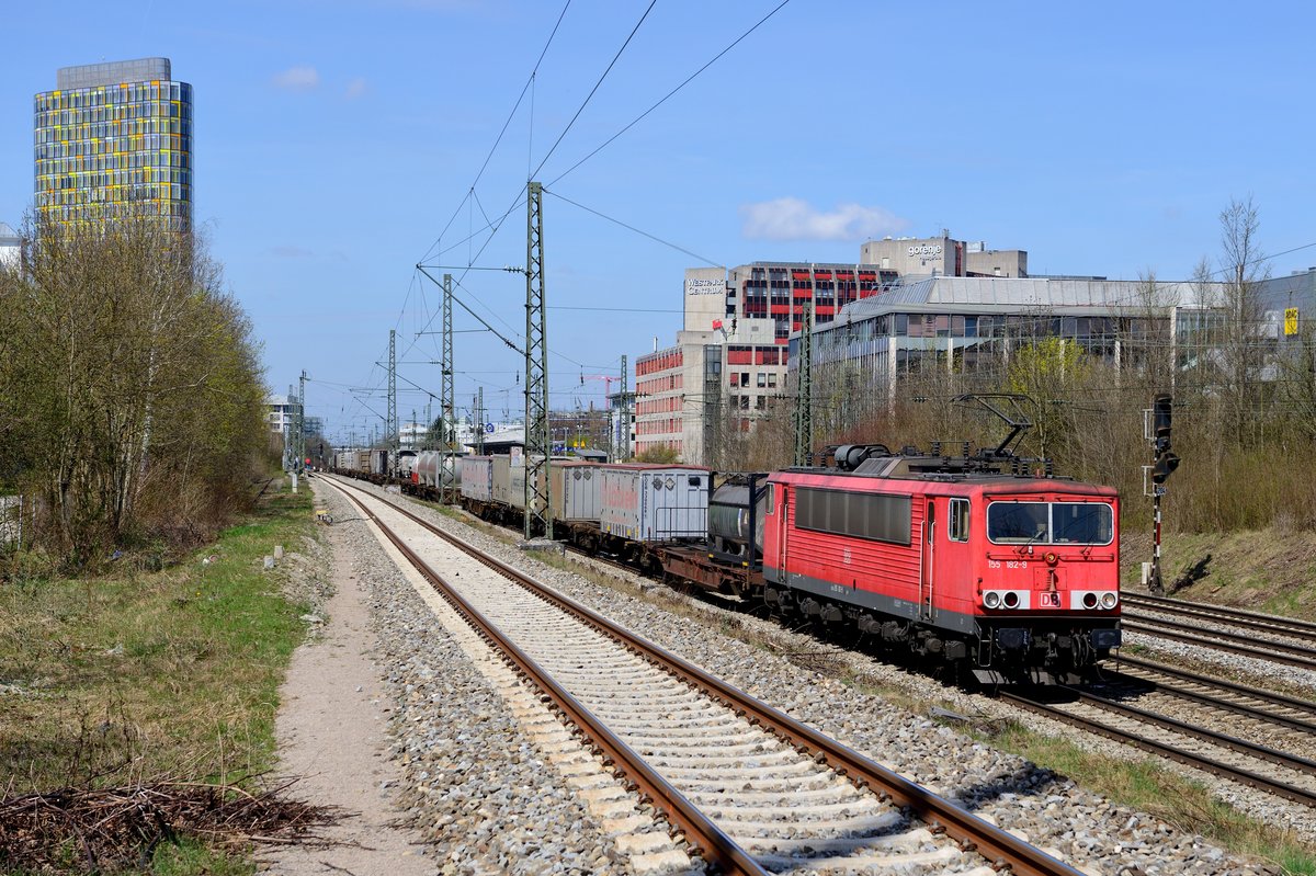 Der TEC 43131, bei Eisenbahnfreunden als  der Leipziger  bekannt, wurde am 14. April 2015 bis München Ost Rbf mit der 155 182 bespannt. Diese Baureihe ist im Münchner Raum kaum noch zu beobachten, deswegen war die Freude groß, die Lok samt gut ausgelastetem Zug am Heimeranplatz fotografieren zu können.