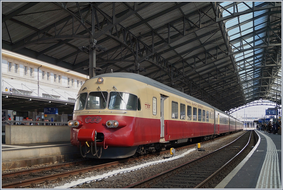 Der TEE 1053 wartet in Lausanne auf die Weiterfahrt Richtung Biel/Bienne. 

31. März 2019
