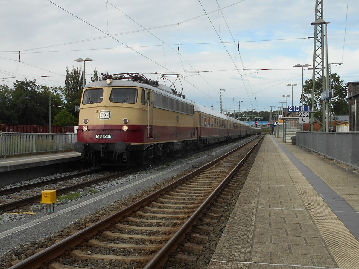 Der TEE Rheingold,mit der E10 1309 rauschte,am 16.Juni 2019,Abend`s durch Bergen/Rügen zum Abstellen nach Stralsund.