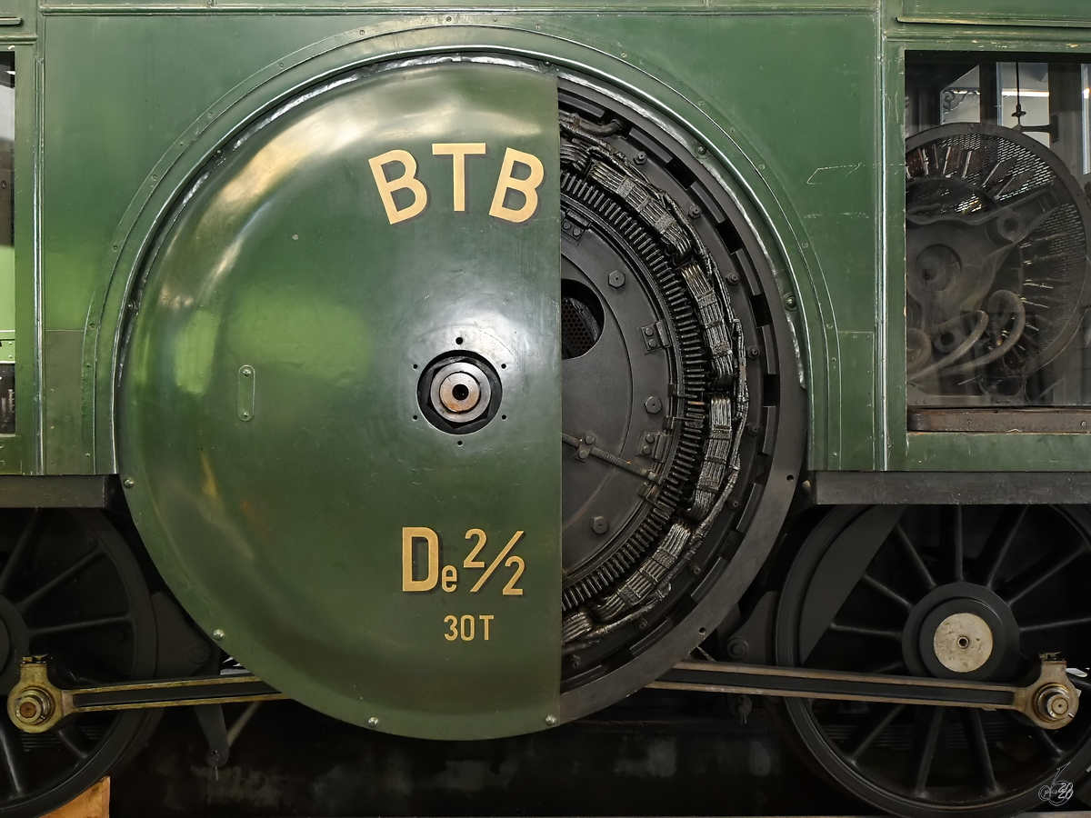Der teilweise geöffnete Fahrmotor der aus dem Jahr 1899 stammenden Drehstrom-Lokomotive De 2/2 der ehemaligen Burgdorf-Thun-Bahn konnte in der Lokwelt Freilassing bewundert werden. (August 2020)