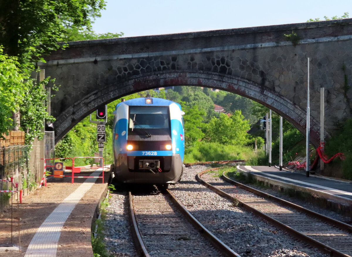 Der TER (Train Express Regional) nach Aurillac fährt in den Bahnhof Figeac ein. Figeac, 26.5.2023