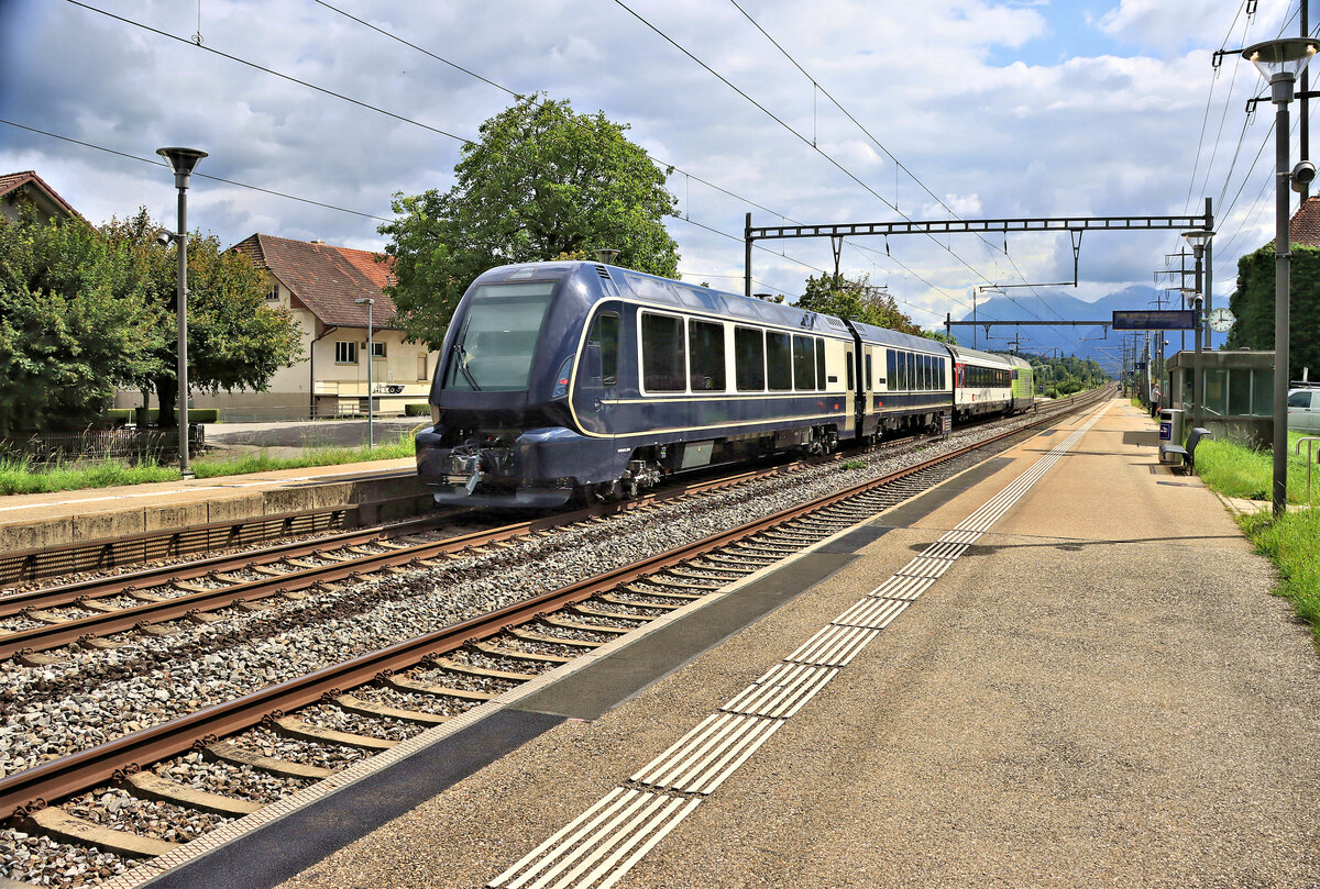 Der Testzug mit den umspurbaren MOB-Wagen zwischen Gümligen und Thun, in Kiesen. Der Zug setzt sich zusammen aus der BLS Lok Re 465 011, dem SBB EW IV 21-75 126, dem MOB Interface-Wagen Bsi 293 und dem MOB Steuerwagen ABst 382. 23.August 2021  