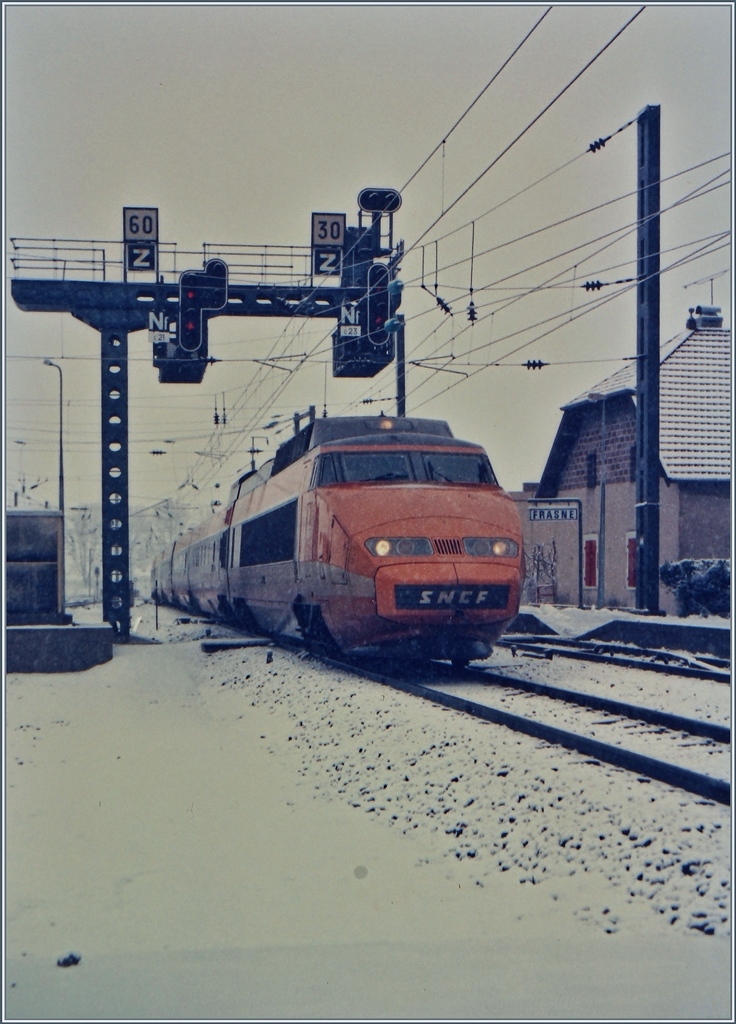 Der TGV 22  Champs-d'Elyssée  von Lausanne nach Paris Gare de Lyon erreicht Frasne.
5. März 1985