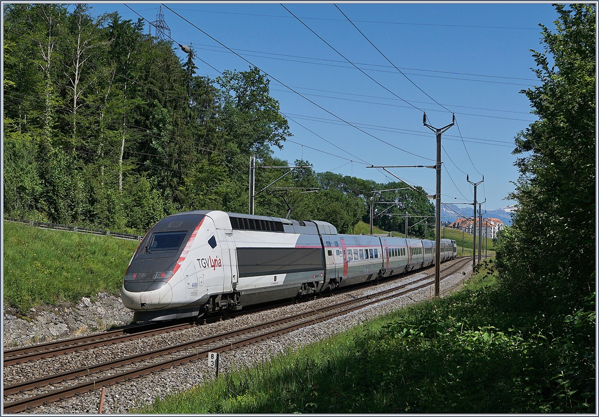 Der TGV 4404 ist als TGV Lyria von Paris Gare de Lyon nach Lausanne unterwegs und hat kurz vor Bussigny sein Ziel schon fast erreicht. 

8. Juni 2019