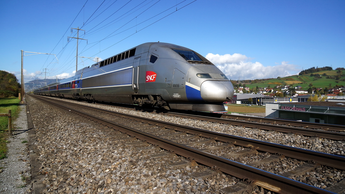 Der TGV 4416 am 30.10.2013 bei Frick AG. Ein Glcksfall, denn normalerweise fhrt der TGV ber Olten und Aarau. Das sind dann die Momente, die einen Bahnfotografen Freude bereiten.