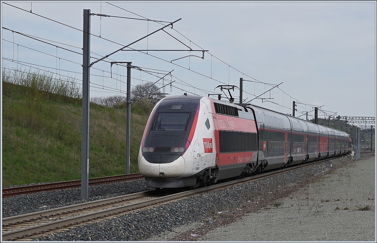 Der TGV 4419 nach Mulhouse verlässt nach einem kurzen Halt den Bahnhof Belfort Montbeliard TGV. Trotz Lyria Lackierung ist dieser TGV Duplex als SNCF TGV 6703 von Paris nach Mulhouse unterwegs.

24. April 2019