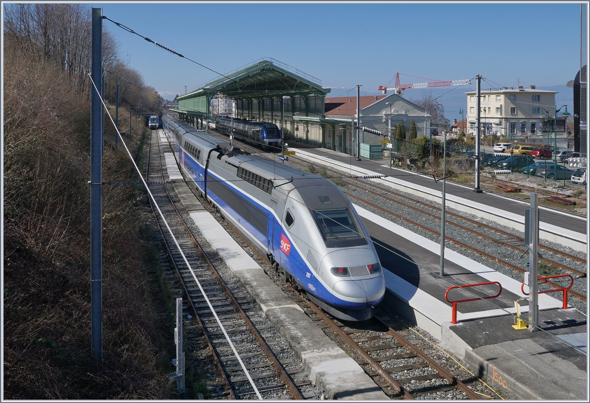 Der TGV 6501  Paris-Alpes  von Paris Gare de Lyon (ab 7:11) ist am Ziel in Evian-les-Bains (an 11:21) eingetroffen. Bis zur Rückfahrt um 13:14 bleibt der TGV 287 mit den Triebköpfen 93 87 0029 173-6 (im Bild) und 93 87 0029 174-4 (Seite Paris) hier stehen. 

23. März 2019