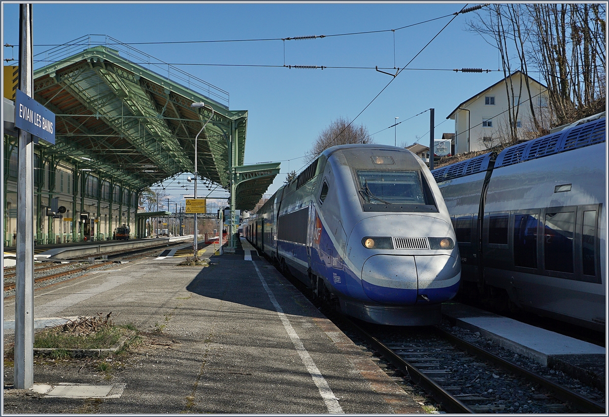 Der TGV 6508  Paris-Alpes  nach Paris Gare de Lyon (an 17:49) wartet in Evian-les-Bains (ab 13:14) auf die Abfahrt Der TGV 287 wird von Triebköpfen 93 87 0029 174-4 an der Spitze und  93 87 0029 173-6 am Schluss befördert.
23. März 2019