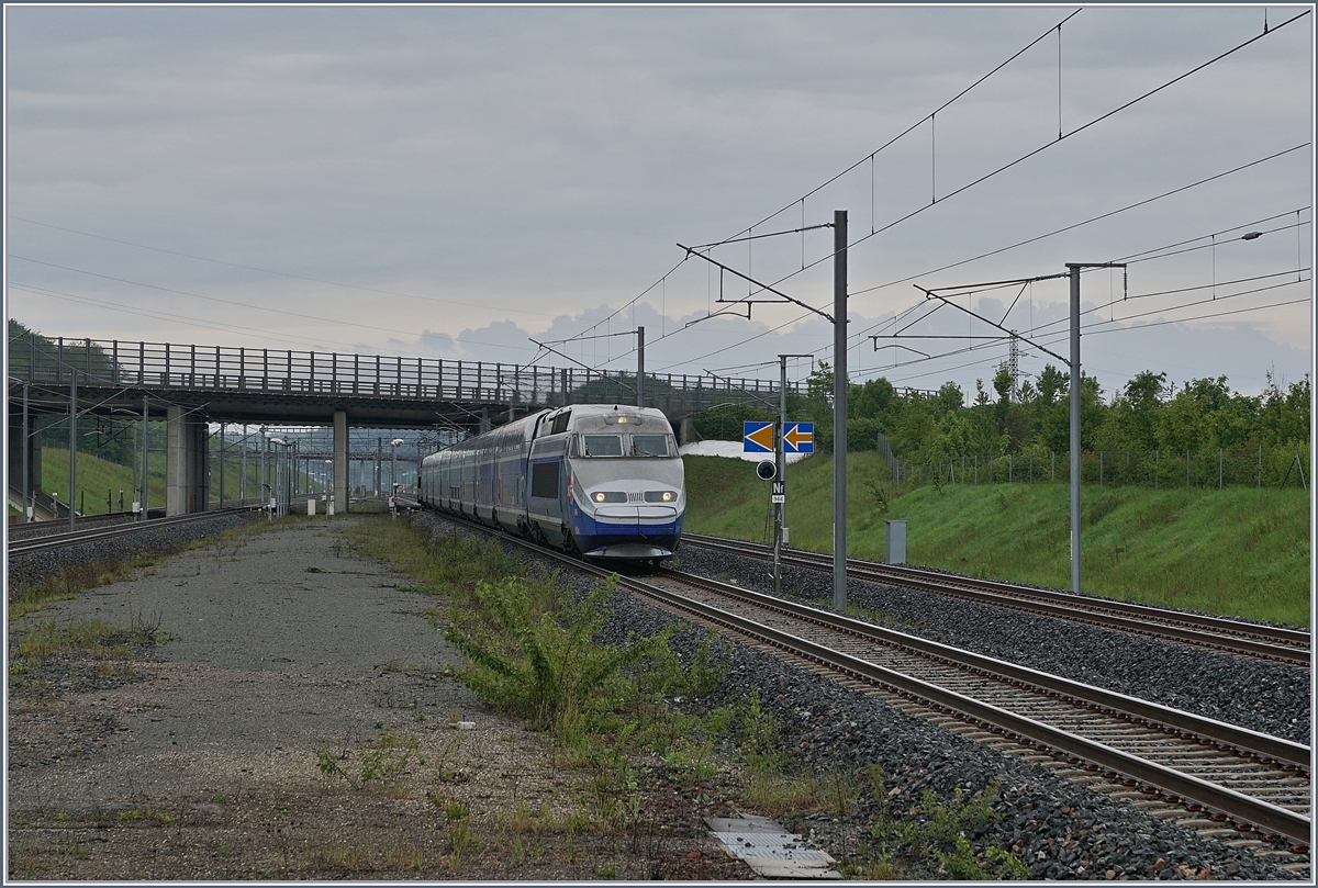 Der TGV 6701 (Rame 616) von Paris Gare de Lyon nach Mulhouse erreicht den TGV Bahnhof Belfort Montbéliard TGV. 

28. Mai 2019