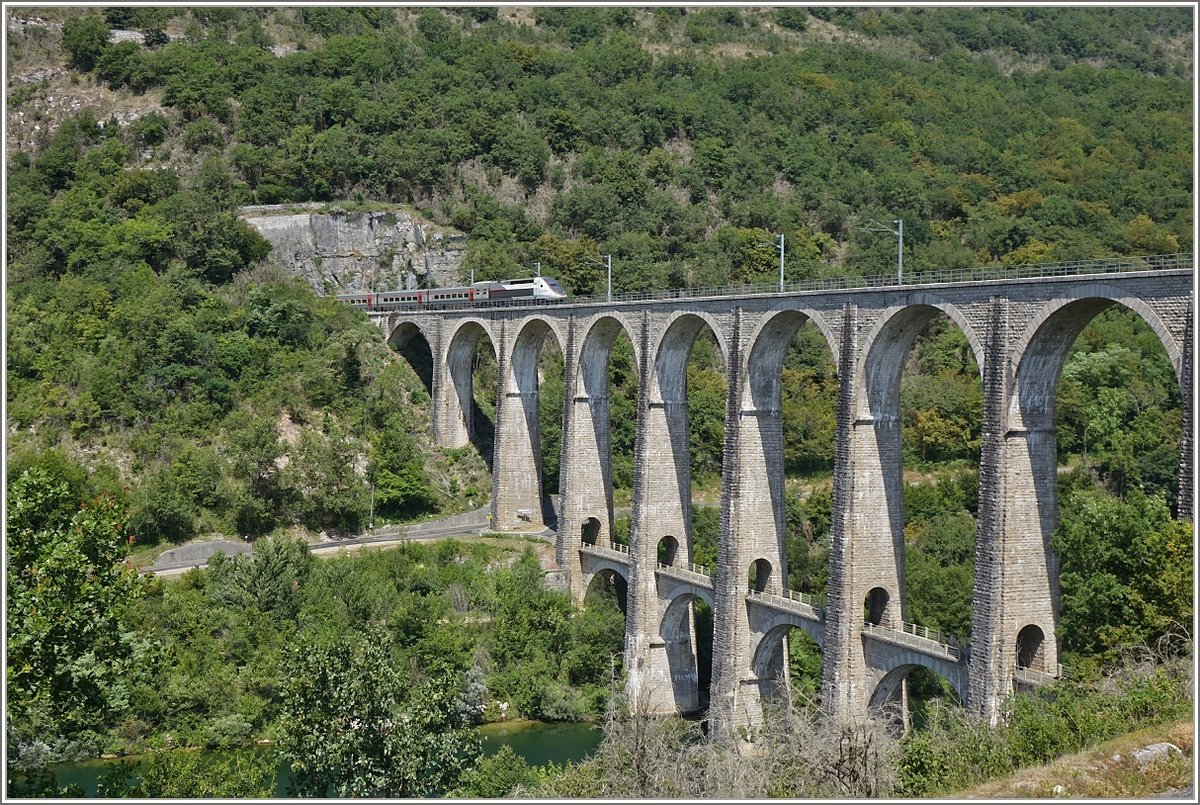 Der TGV 9765 fährt über das Cize-Bolozon Viadukt im französischen Jura in Richtung Genf.
(17.07.2019)