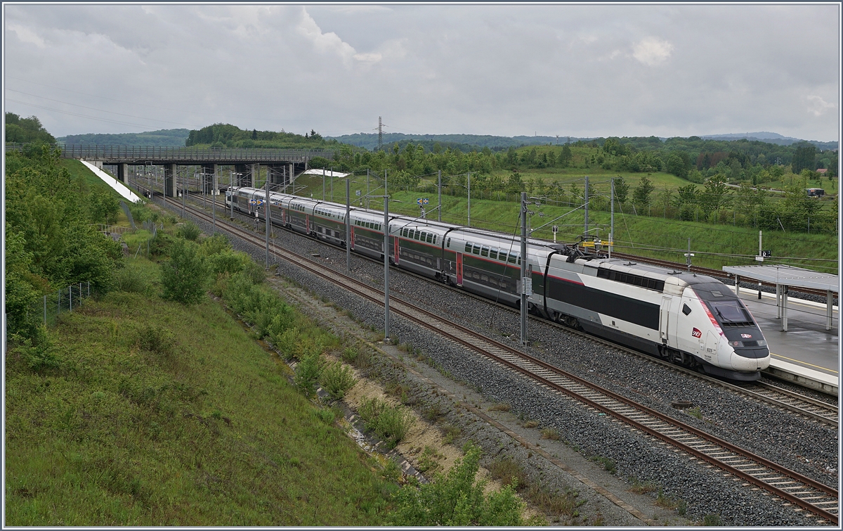 Der TGV 9880 (Rame 825), von Luxembourg nach Montpellier unterwegs, verlässt nach einem kurzen Halt den Bahnhof Belfort-Montbéliard TGV. 

28. Mai 2019