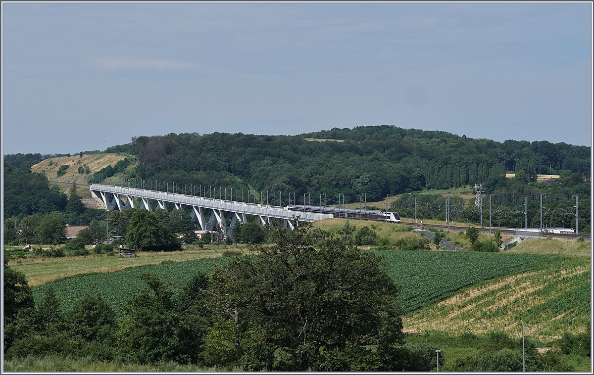 Der TGV 9881 von Luxembourg nach Montpellier erreicht den 816 Meter langen Savoureuse Viadukt (km 130.8) auf seiner Fahrt Richtung Dijon.

6. Juli 2019