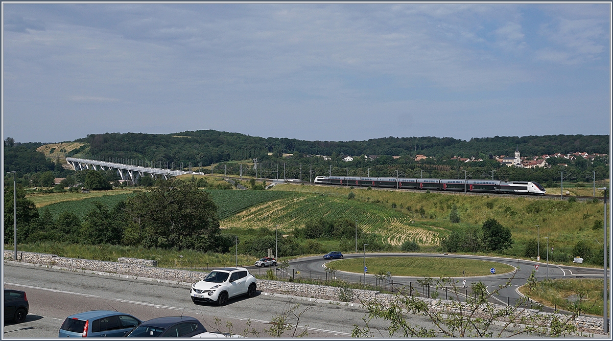 Der TGV 9881 von Luxembourg nach Montpellier gewinnt nach dem Halt in Belfort-Montbéliard TGV (km 133.9) an Geschwindigkeit und wird gleich über den 816 Meter langen Savoureuse Viadukt (km 130.8) fahren. 6. Juli 2019