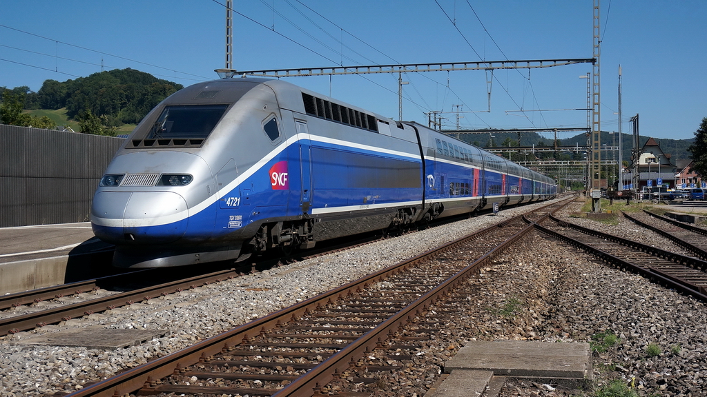 Der TGV Duplex 4721 bei Gelterkinden/Baselbiet nach Paris. Wetter ideal, die Sonne von der Seite, da ist man als Fotograf sehr zufrieden. 4.9.2013