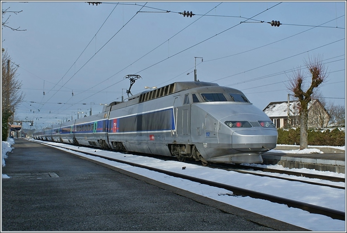 Der TGV  Ligne de Coeur  (Rame 112) ist von Lausanne nach Paris Gare de Lyon unterwegs und wartet nach einem kurzen Halt in Frasne auf die Weiterfahrt.

2. April 2010 