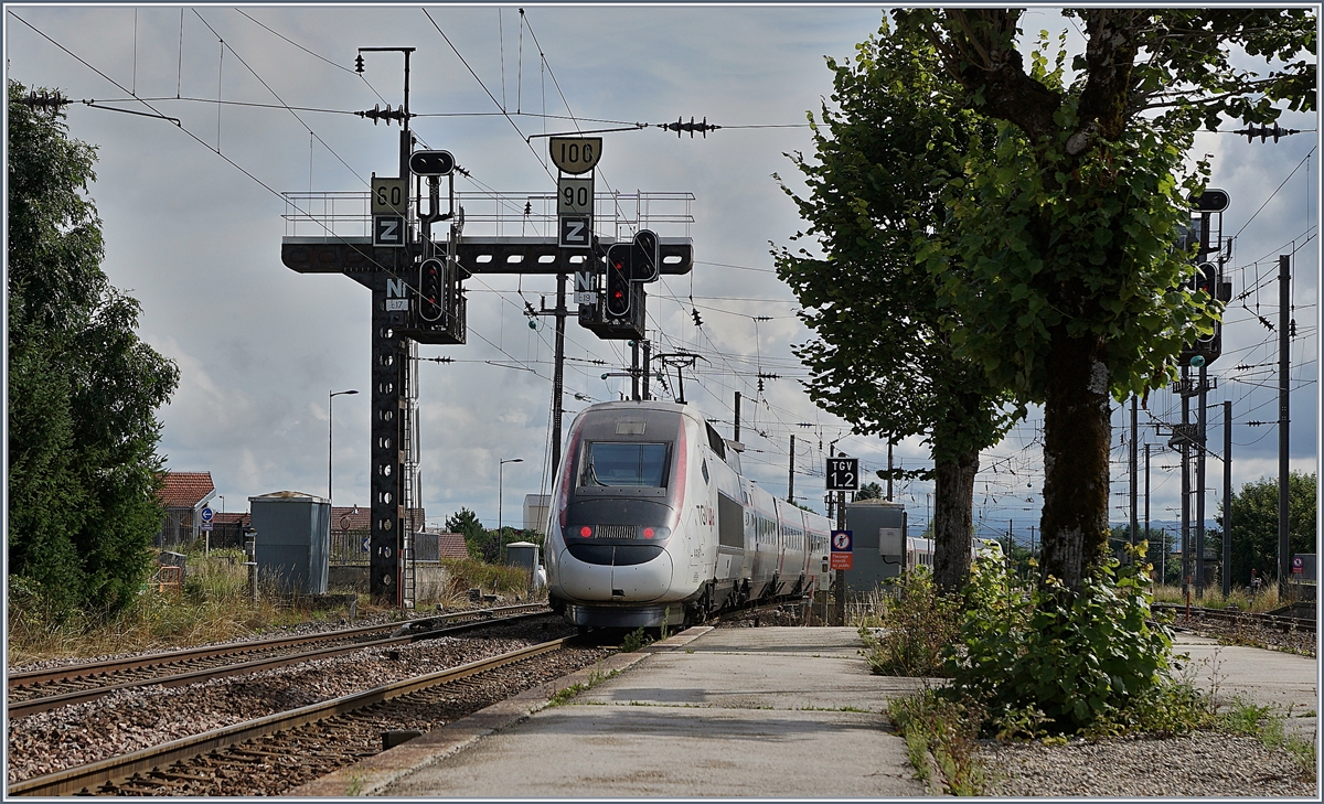 Der TGV Lyria 4416 von Paris Gare de Lyon verlässt Frasne.

13. Aug. 2019