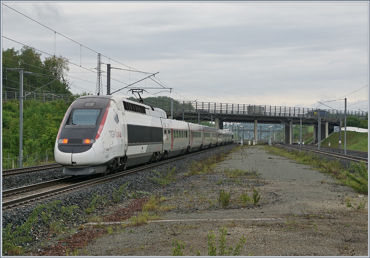 Der TGV Lyria 9206 (Rame 4418) verlässt den TGV Bahnhof Belfort Montbéliard in Richtung Paris Gare de Lyon. Die relativ neue Farbgebung wird schon bald Geschichte sein, bis zum Fahrplanwechsel im Dezember sollten alle Lyria Leistungen durch Doppelstock TGV in einer modifizieren Farbgebung erfolgen. 

28. Mai 2019