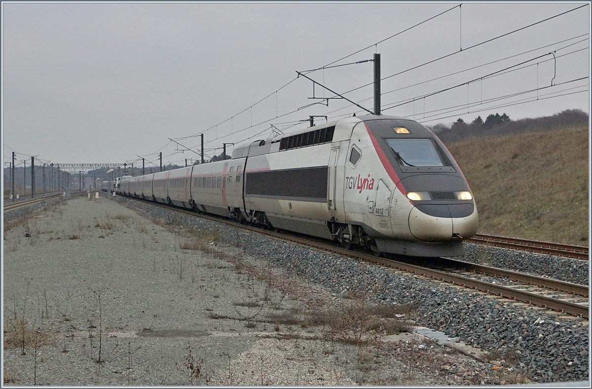 Der TGV Lyria 9206 von Zürich nach Paris Gare de Lyon, bestehend aus zwei Triebzügen, erreicht Belfort-Montbéliard TGV.

15. Dez. 2018 