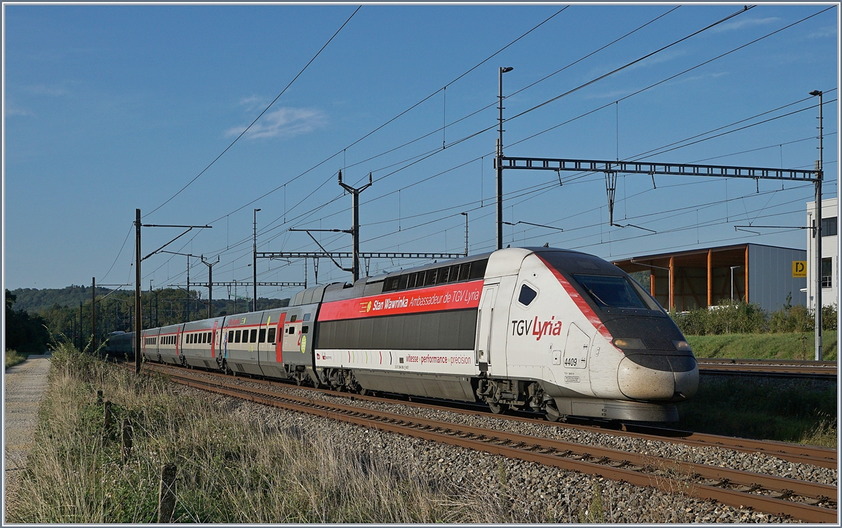 Der TGV Lyria 9264 von Lausanne nach Paris bei der Durchfahrt in Vufflens la Ville.
29. August 2018