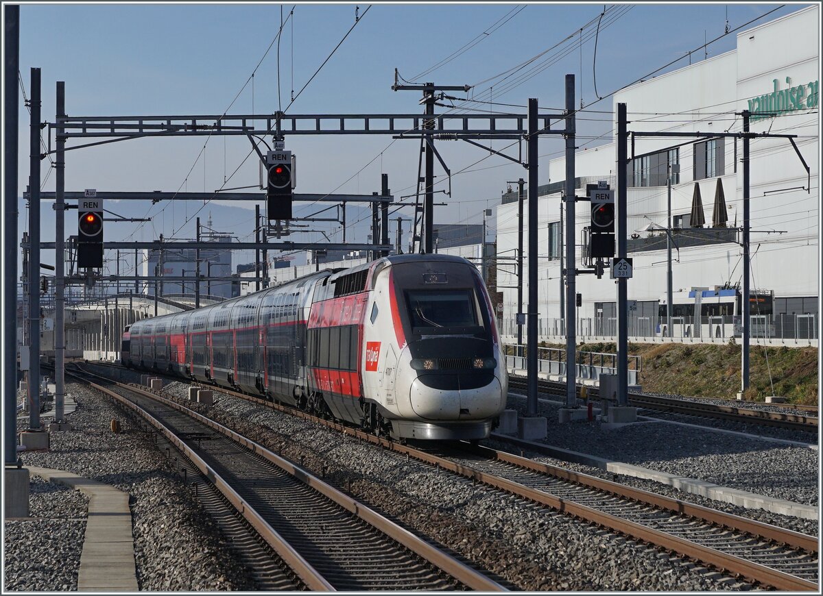 Der TGV Lyria 9269 (Paris Gare de Lyon ab 11:54 / Lausanne an 15:37) hat sein Ziel schon fast erreicht, als er sich Prilly-Malley nähert. Im Hintergrund, etwas durch den Zug verdeckt die neue Überwerfung nach Renens VD. 

21. Februar 2023