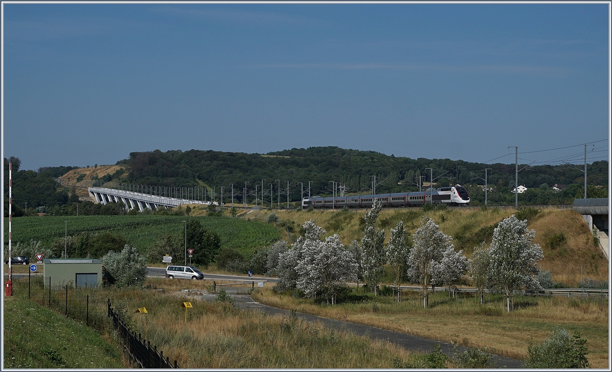 Der TGV Lyria 9880 von Zürich nach Paris erreicht kurz nach der Abfahrt in Belfort-Montbéliard TGV den 816 Meter langen Viaduc de la Savoureuse. 

23. Juli 2019