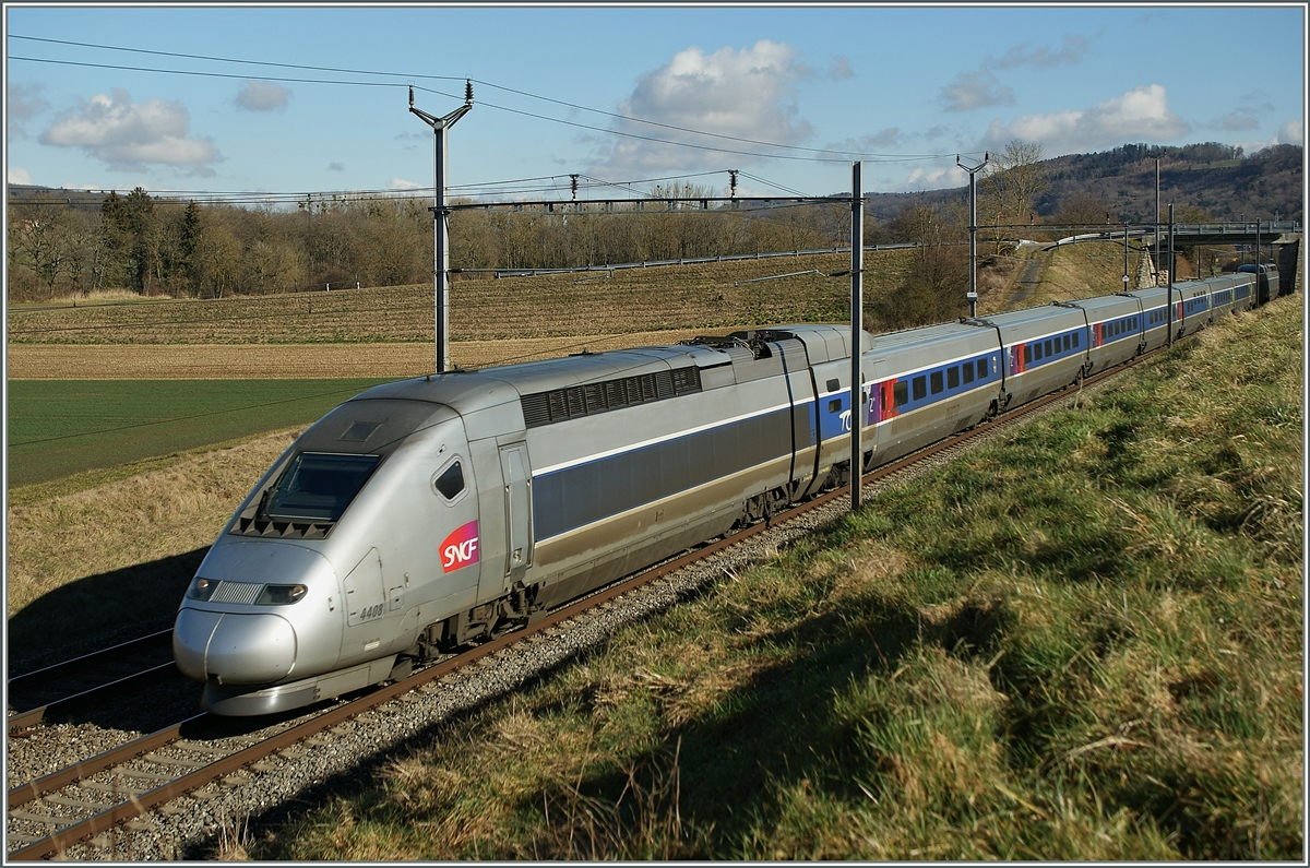 Der TGV Lyria Triebzug N° 4408 von Paris Gare de Lyon nach Lausanne kurz vor Cossonay. 
12. Feb 2014