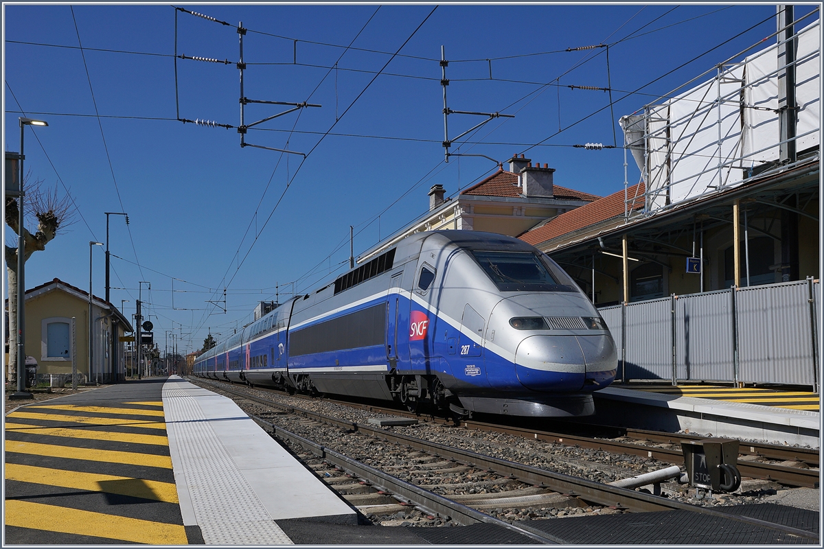 Der TGV  Paris-Alpes  6501, von Paris Gare de Lyon nach Evian unterwegs und mit dem  Triebzug 287 an der Spitze, ist in Thonon Angekommen. Weitab der Hochgeschwindigkeitsstrecke zeigt sich der Zug von einer etwas anderen Art; der Halt dauert ein paar Minuten und ich kann sogar noch vor dem Zug über die Gleise, das nicht rot leuchtende Licht unten rechts im Bild erlaubt dies. Anschließend fahre ich mit dem TGV nach Evian fahren.

23. März 2019