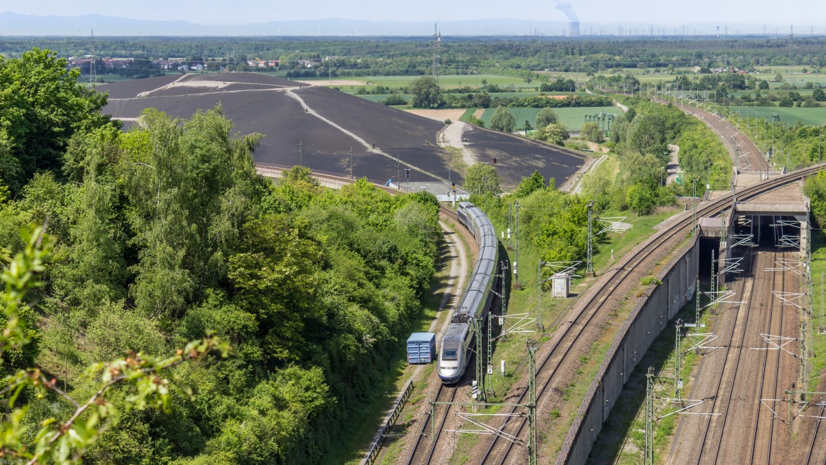 Der TGV von Stuttgart kommend biegt bei Bruchsal ab Richtung Karlsruhe. 04.05.2014
