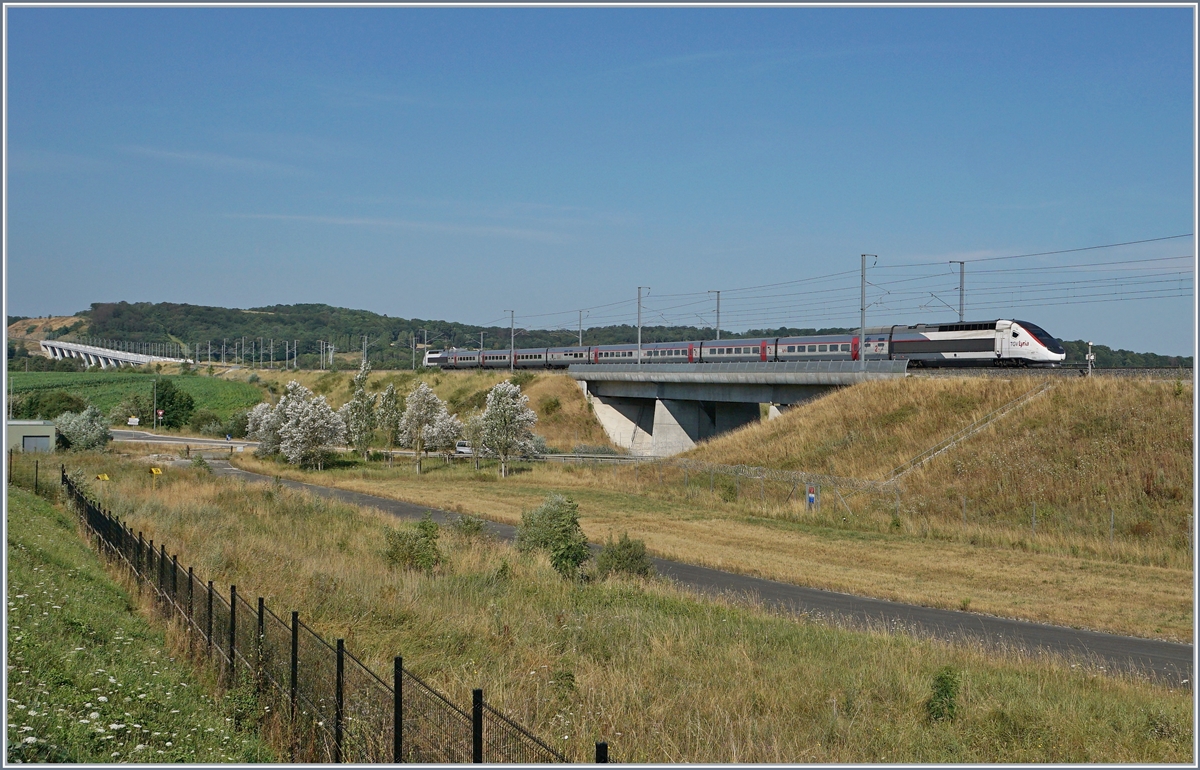 Der TGV Triebzug 4401 erreicht als TGV Lyria 9203 von Paris Gare de Lyon nach Zürich unterwegs in Kürze den Halt Belfort Montbéliard TGV. 

23. Juli 2019