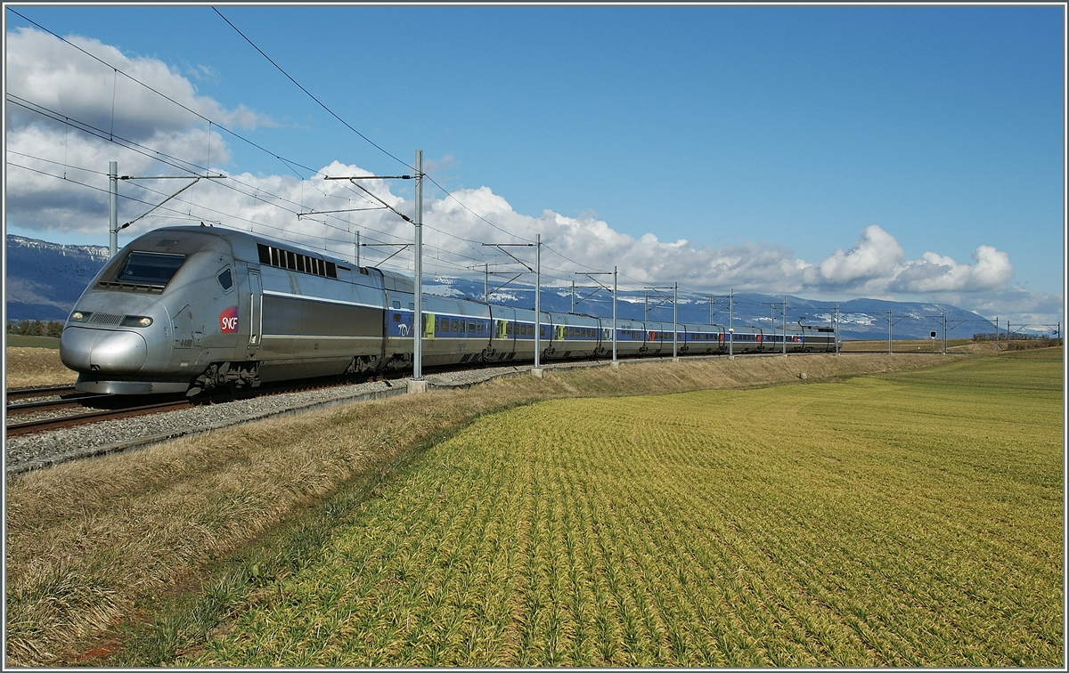 Der TGV Triebzug 4408 auf seiner Fahrt von Lausanne nach Paris Gare de Lyon in der 180° Kurve bei Arnex.
14. Feb. 2014